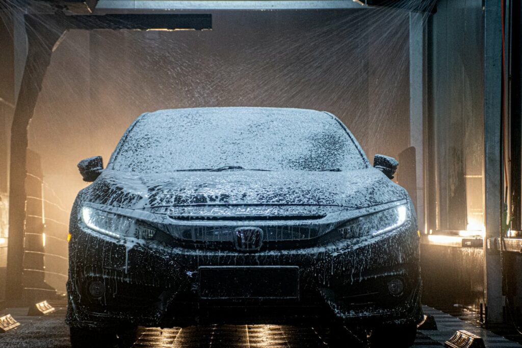 Bilverkstad Uppsala bild på bil som blir tvättad