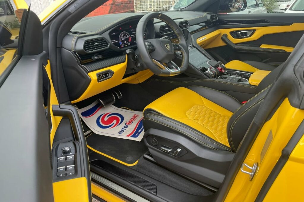 Bild på gul bil som är i behov av service